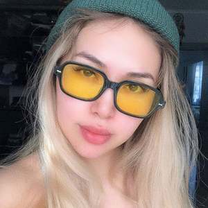 Gafas de Sol Cuadradas con Marco Pequeño, Color Caramelo Retro Clásico 2021, con Protección Anti Luz Azul para Mujer - Product Image 3