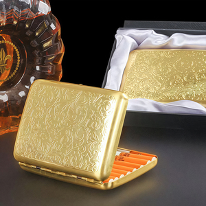 Vendita calda di lusso da uomo moderna scatola per portasigarette impermeabile con Design dorato rifinito inciso in metallo resistente ottone - Product Image 3