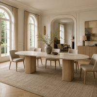 Table à manger moderne de luxe discret avec plateau en marbre travertin et piétement en chêne cannelé pour projet de design d'intérieur de villa et d'hôtel