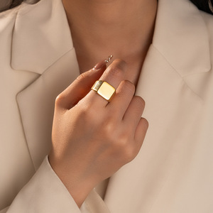 Anello in Acciaio Inossidabile 8mm con Superficie Stampata Placcatura <span class=keywords><strong>Oro</strong></span> <span class=keywords><strong>Rosa</strong></span> Argento Nero Incisione Laser Personalizzata Anelli da Uomo per Fidanzato - Product Image 4