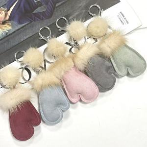 Porte-clés mignons et tendance en peluche douce, breloques de sac personnalisées en fourrure de vison, pompons en cuir PU pour femmes - Product Image 3