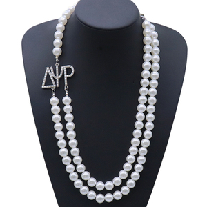 Nuova collana di gioielli da donna con scritta a catena di perle bianche a 2 righe - Product Image 1