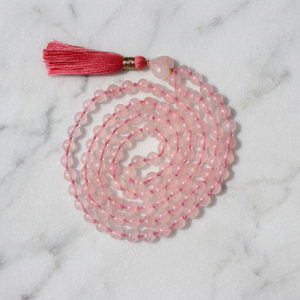 Collar Mala de 108 Cuentas de Cuarzo Rosa Natural, Anudado a Mano, Cuentas Rosas, Borla de Seda, Cuentas Guru, Yoga, Meditación - Product Image 1