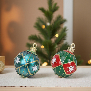 Figurine de boule de Noël en résine de luxe Redeco Rouge avec feuilles de houx Accents dorés Décoration festive pour la maison - Product Image 2