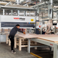 Presse hydraulique automatique de haute technologie de 160 tonnes avec pompe pour la fabrication de contreplaqué à 2 couches, machines à bois