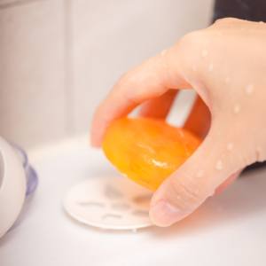 Savon solide nettoyant en profondeur aux enzymes de fruits bio pour peaux sensibles, à l'avocat - Product Image 5