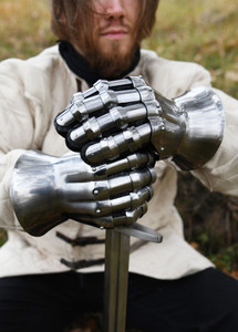 Guantes de acero premium estilo reloj de arena inspirados en el diseño de armadura del siglo XIV, hechos a mano, protección para manos de caballero, colección decorativa - Product Image 2