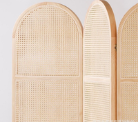 Paravent pliant 3 volets de style fusion franco-chinois moderne avec surface en bois et lattes en rotin naturel, design mobile