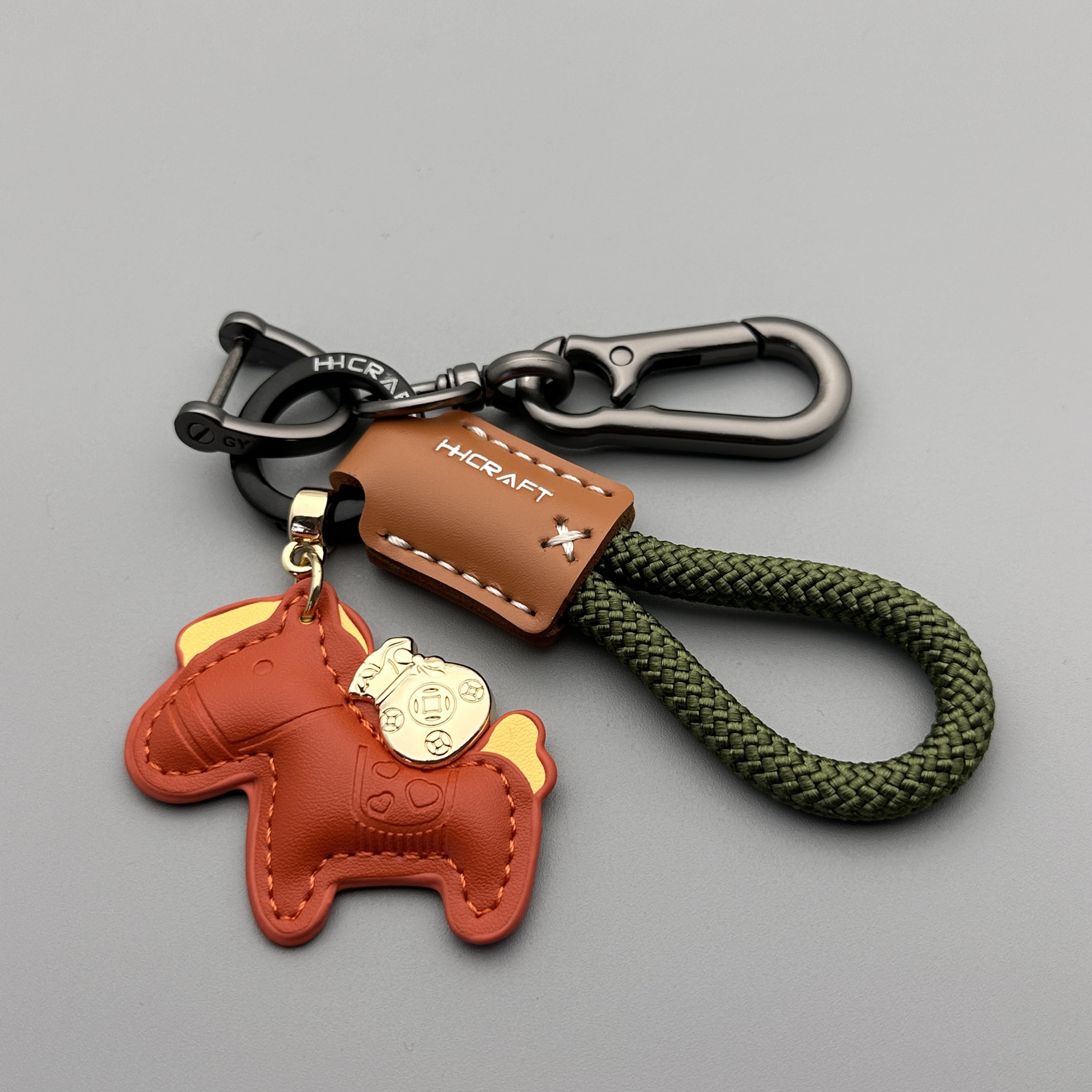 Cuero marrón, cuerda verde, hebilla de ocho caracteres de pony rojo.