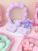 Coffret Cadeau Beauté 5-en-1 en Gros avec Bandeau Nuage Plumeria, Bracelets, Pince à Cheveux et Éponge de Maquillage, Présenté dans une Élégante Boîte Cadeau