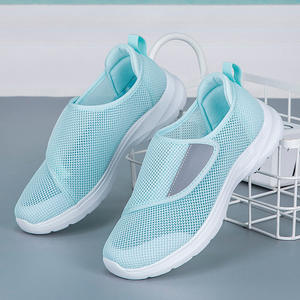Chaussures de marche respirantes antidérapantes à semelle souple et tige en maille pour personnes d'âge moyen et âgées – Vente en gros - Product Image 2