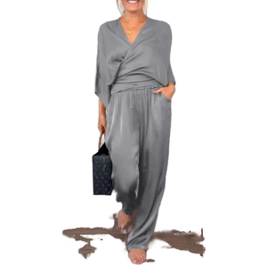 Ensemble décontracté 2 pièces pour femme : haut gris en satin à col en V et manches trois quarts, pantalon uni avec poches – Écologique, respirant, coupe classique - Product Image 1