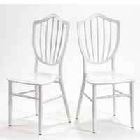 Chaise d'événement Windsor en plastique blanc empilable avec pieds en bambou pour la location d'hôtels et de mariages (vente en gros)