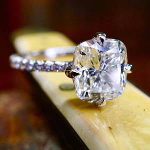 Anello Classico in Ottone a Quattro Punte con Diamante Coltivato in Laboratorio per Donne, Stile Minimalista per Matrimonio e Fidanzamento, Accessorio per Mano - Product Image 1