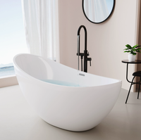 Baignoire autoportante moderne de luxe en acrylique blanc pour hôtel, avec bain à remous, drain et robinet inclus