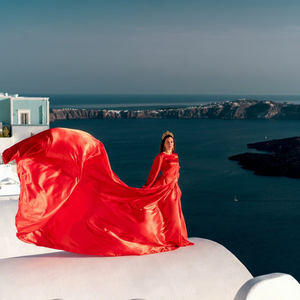 Robe de photographie élégante rouge style Santorin en satin avec longue traîne, robe longue en soie satinée pour séance photo - Product Image 1