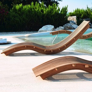 كرسي استلقاء خارجي مقاوم للماء ومضاد للتآكل مصنوع من الخشب الصلب والراتان، مناسب لحمامات السباحة والمنتجعات والفلل - Product Image 5