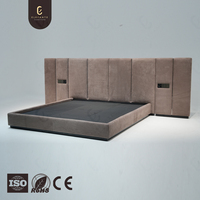 Tempat Tidur King Size Mewah Bergaya Italia dengan Pelapis Kain Bertekstur Lembut Premium Berkualitas Tinggi dan Aksen Logam yang Disikat
