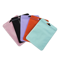Pochette debout de 28g imprimée au design exotique Sac découpé en mylar noir personnalisé avec options de rangement dans une boîte