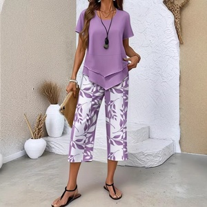 Elegante Conjunto Deportivo <span class=keywords><strong>de</strong></span> Verano para Mujer, Dos Piezas, Estampado <span class=keywords><strong>de</strong></span> Hojas Vintage, Culottes <span class=keywords><strong>de</strong></span> Cintura Alta y Blusa Holgada Asimétrica, Ropa Urbana - Product Image 1