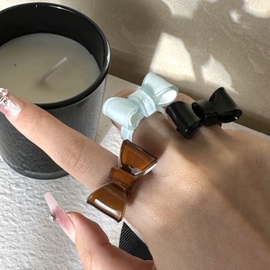 Vente en gros de bagues d'été à la mode bijoux à paillettes colorées en résine acrylique nœud 3D ouvert bague réglable pour femmes - Product Image 3