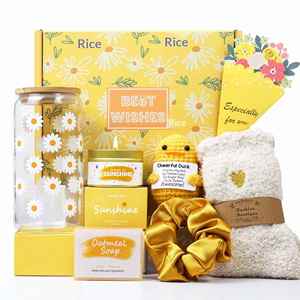 Nouveau Coffret Cadeau d'Anniversaire pour Femme : Bougie d'Aromathérapie en Cire de Soja, Savon, Bain de Verre et Articles Faits Main - Product Image 1