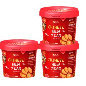 Cajas de plástico de 500 ml (16 onzas) para galletas con tapas, redondas, rojas, con etiqueta IML, AÑO NUEVO, hechas en China - Product Image 1