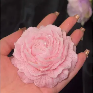 Fait main 42 ℃   Bougie de massage en cire de soja sensuelle à basse température, design de fleurs de pivoine et de rose, pour les occasions de spa, Pâques, Noël, les couples - Product Image 1