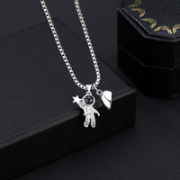 Collier magnétique en acier inoxydable pour couple avec cœur d'astronaute et perle imitation, cadeau tendance pour la Saint-Valentin pour les meilleurs amis