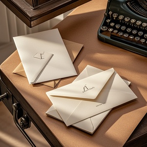 L'arte della posta professionale. Presenta il tuo logo in colori brillanti e lamina sulle nostre buste stampate personalizzate premium. - Product Image 2