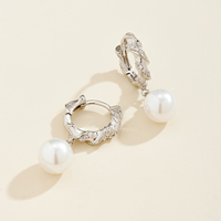 Anting-anting gelang emas lapis 18K FUAMAY yang anggun dan elegan, terbuat dari kuningan ramah lingkungan dengan desain mutiara terpilin, klasik untuk pemakaian sehari-hari dan hadiah.
