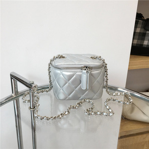 Bolso de Invierno Pequeño Cuadrado con Patrón de Diamantes, Estilo Mini 2022, con Cadena Acolchada y Diseño de Caja de Lápiz Labial - Product Image 4