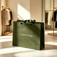Sacs shopping en papier mat imperméable avec logo doré en feuille d'or et poignée en ruban – Sacs cadeaux haut de gamme pour vêtements et cosmétiques (vente au détail)