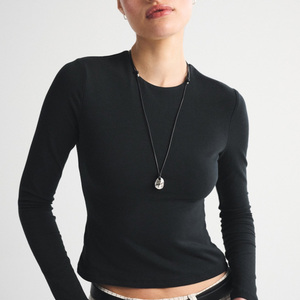 Camiseta de Manga Larga para Mujer, Cuello Redondo, Color Negro Sólido, Corte Ajustado, Tela de Algodón Grueso, a la Moda - Product Image 1