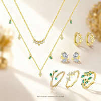Coffret de bijoux pour femme en or plaqué 18 carats avec collier, boucles d'oreilles et bague en forme de feuille de vigne en zircon argenté, idéal pour un cadeau de Noël