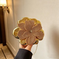 Pochette de soirée en acrylique SOLING avec fermeture magnétique, motif floral, bandoulière chaîne structurée - Sac à main tendance