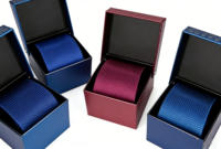 Boîte d'emballage rigide de luxe personnalisée haut de gamme en carton recyclé avec fermeture magnétique, design portable et gaufrage pour cravate, ceinture ou cadeau