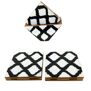 Posavasos de MDF ecológico hecho a mano, resina cuadrada de alta calidad, cuero blanco y negro clásico de Mantel Individual, alfombrillas clásicas de diseño personalizado - Product Image 1