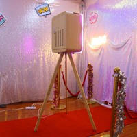 Élégante Machine Photobooth Rétro Vintage Style Bois 15.6 Pouces Écran Tactile Boîtier DSLR avec Trépied en Promotion