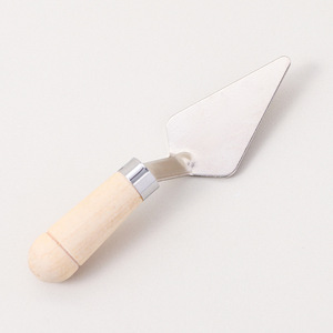 Spatola a punta con manico in legno - Product Image 1