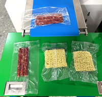 Machine d'emballage horizontale Flow Wrapper pour film plastique PE, idéale pour l'emballage de poireaux et de spaghettis