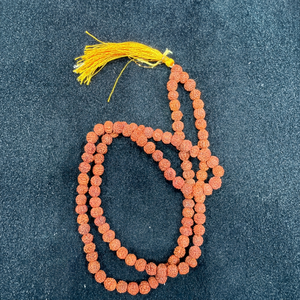 Bracelet Mala Bouddhiste en Perles de Rudraksha Naturelles à 5 Faces, Perles de Prière en Bois avec Pompon, Unisexe, pour Méditation et Yoga - Product Image 1