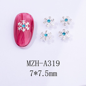 Vente en gros de breloques pour ongles en alliage métallique argenté 3D, flocons de neige bleus en strass, décoration d'hiver pour ongles, fournitures pour ongles - Product Image 5