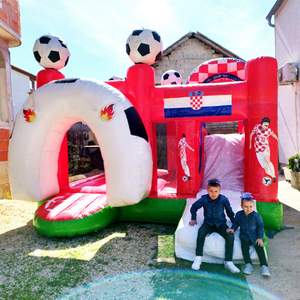 Castillo inflable deportivo con tobogán y zona de juegos, tipo chateau gonflable, con temática de fútbol para niños. - Product Image 1