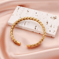 Gelang Terbuka Kawat Terpuntir Klasik Unisex H2 Jewelry E0002, Gelang Bentuk C yang Dapat Disesuaikan untuk Pesta, Warna Emas Baja dan Hitam