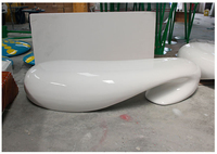 Banc de repos extérieur aux courbes élégantes Y1002 – Chaises artistiques et esthétiques pour espaces publics et paysagers, idéales pour la détente