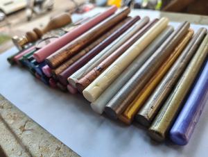 Timbres à cire à cacheter en papier avec manche en bois et barres de cire colorées pour invitations, marquage, artisanat - Motif croisé fait main - Product Image 3