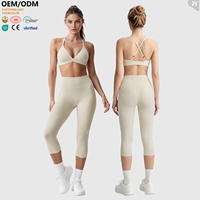 Ensemble de sport tendance pour femme : soutien-gorge de sport OEM à bretelles croisées réglables, décolleté en V profond, et legging capri taille haute effet push-up, haute qualité