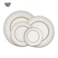 Ensemble d'assiettes en céramique gris-or élégantes motifs sophistiqués pour une décoration de table de mariage de luxe classique raffinée