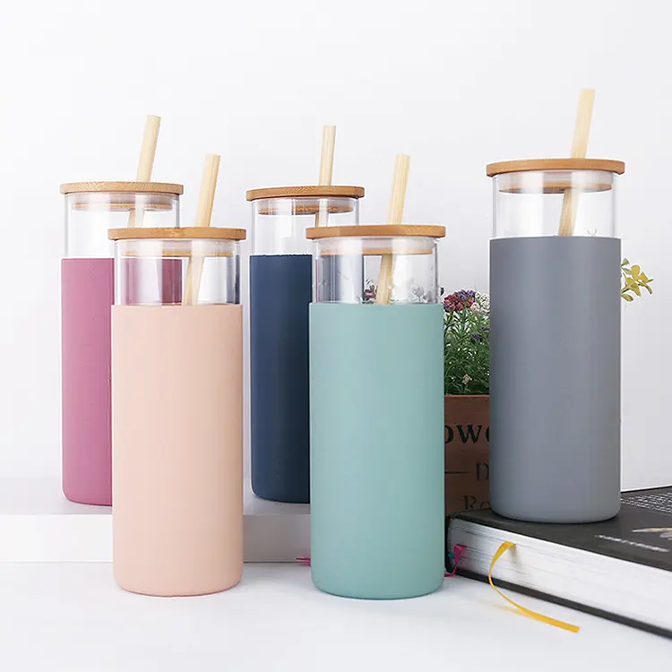 Top Seller BPA gratis 500ml lengan pelindung silikon kustom cangkir minum botol kaca Tumbler air kaca dengan tutup bambu sedotan